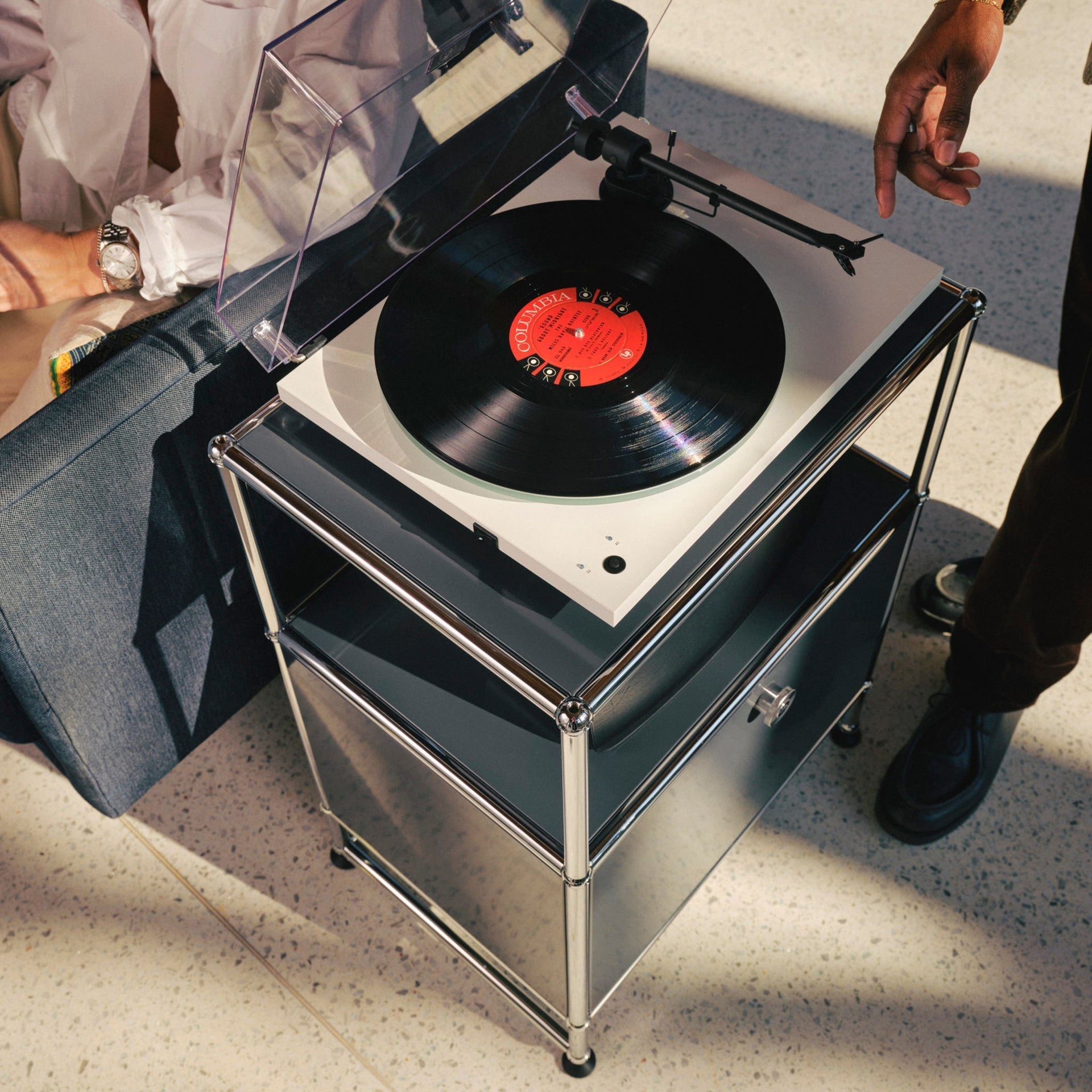 USM x Symbol Record Stand 21"